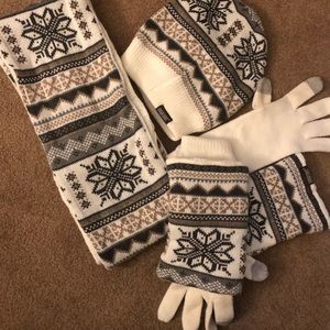 Mukluk reversible outdoor scarf and hat set